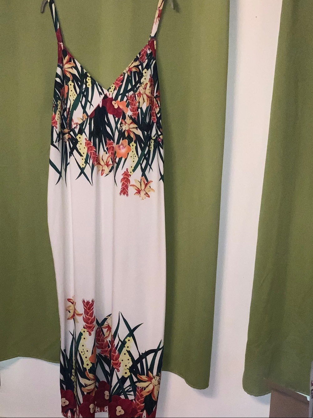 5$🤩Floral V-Neck Slip Dress in White with Tropical Print